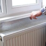 Alobalová fólie za radiátorem? Zkraťuje si účty až o 30 procent