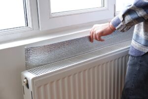 Alobalová fólie za radiátorem? Zkraťuje si účty až o 30 procent