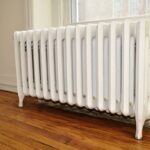 Babička mi prozradila trik: papír do radiátoru a teplo zůstane v bytě