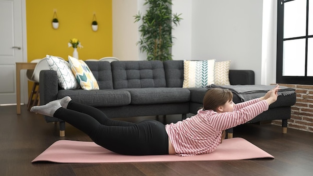 Bolest zad po padesátce? Zkuste tato tři cvičení na zimu bez posilovny - image 2