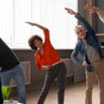 Desk job bolí záda? Fyzioterapeut ukázal 5 minut cvičení denně