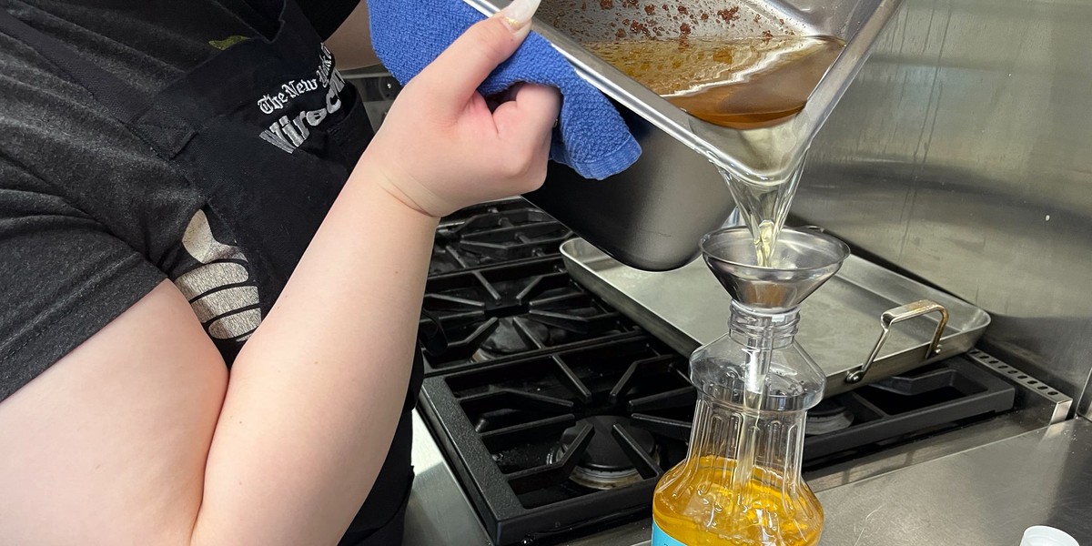 Instalatéři vás prosí: nikdy nevylívejte tento olej do kanálu