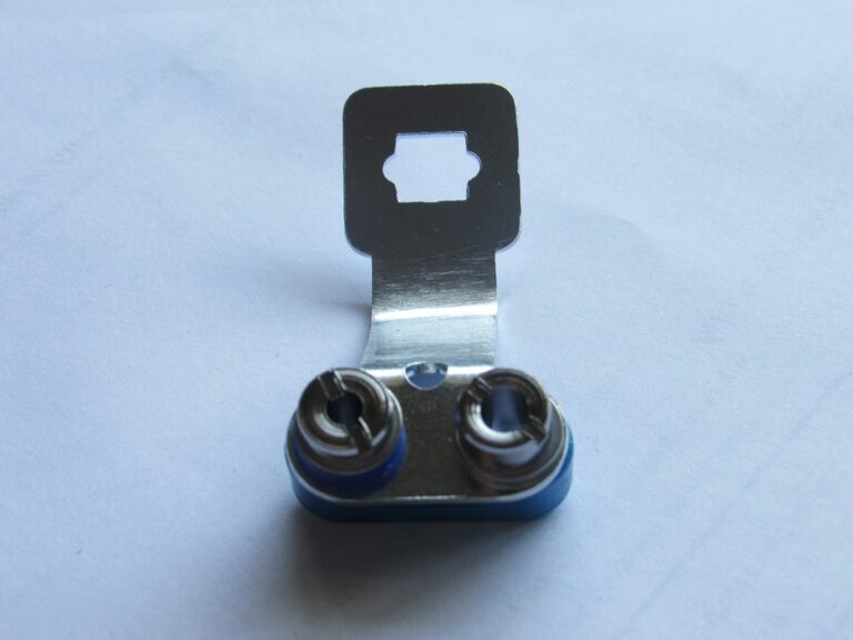 Jak používat hliníkovou fólii na zásuvkách – skrytý trik elektrikářů