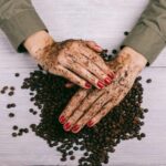 Kofein v kávovém sedlině čistí ruce od oleje lépe než mýdlo