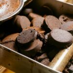 Použitá kávová sedlina čistí hrnce líp než koupit speciální přípravky