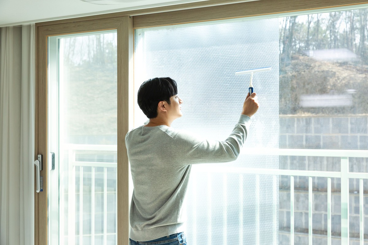 Přilepila jsem toto na okna: teploměr skočil o pět stupňů - image 1