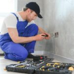 Proč elektrikáři hajlují všechny zásuvky na stejnou stranu - bezpečnost