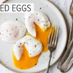 Proč šéfkuchaři přidávají ocet do vody na vajíčka: věda za tím