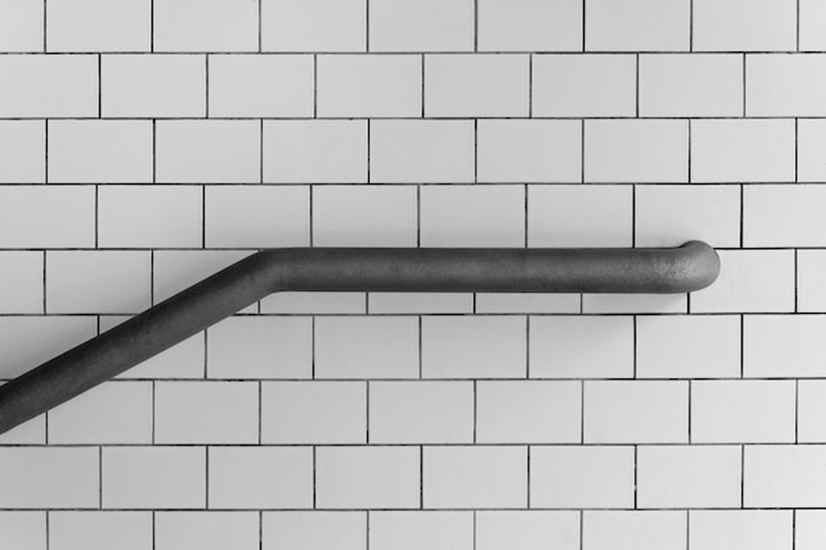 Proč se senioři cítí v koupelně nebezpečně: jaké pomůcky pomáhají skutečně - image 1