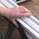 Průhledná páska na okna: jak snížit tepelné ztráty bez nových oken