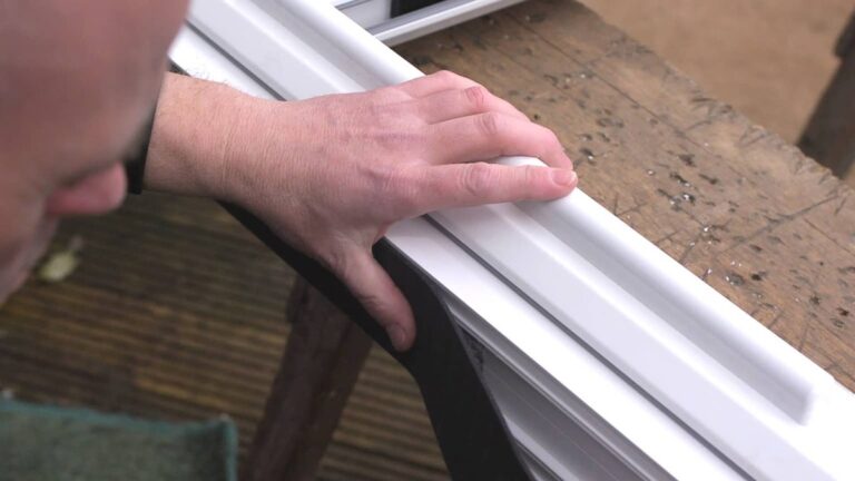 Průhledná páska na okna: jak snížit tepelné ztráty bez nových oken