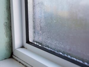 Zmrazená kůra másla na okně? Trik, jak se zbavit kondenzace jednou provždy