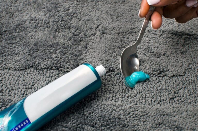 Zubní pasta na skvrny na kobercích funguje lépe než speciální čističe