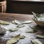 Bobkový list do mouky. Starý trik babičky proti molům na 100 let