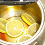 Citrónová kůra v konvici rozpouští vápenné usazeniny za minutu