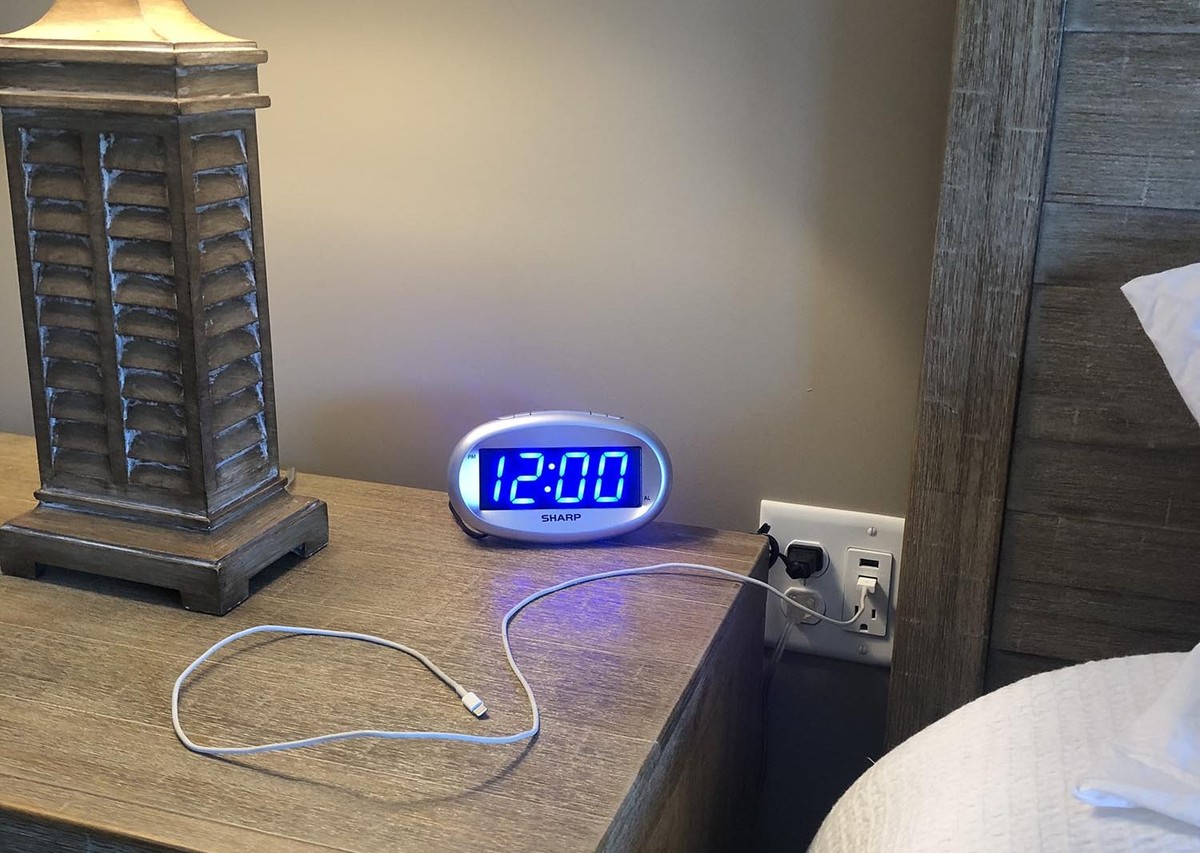 Elektrikáři varují: tato zásuvka v ložnici vás может ohrozit