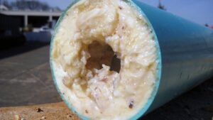 Instalatéři varují: nikdy si nelijte tento olej do odpadu