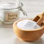 Jedlá soda na zrcadle: jak se zbavit skvrn bez chemie za 2 minuty