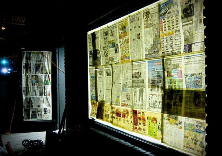 Novinový papír na okna: proč to používají údržbáři v luxusních domech