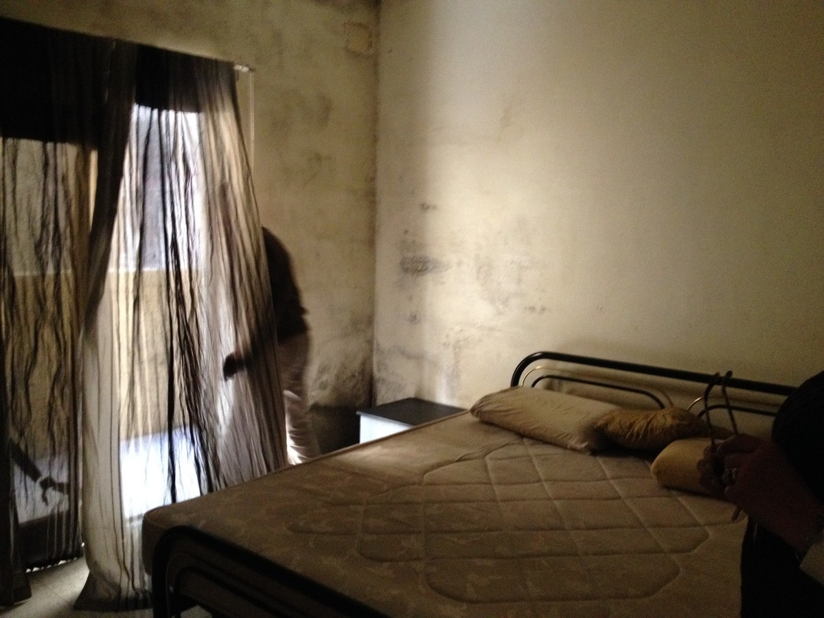 Novinový papír pod koberec: jednoduchý způsob, jak se zbavit vlhkosti v bytě - image 2