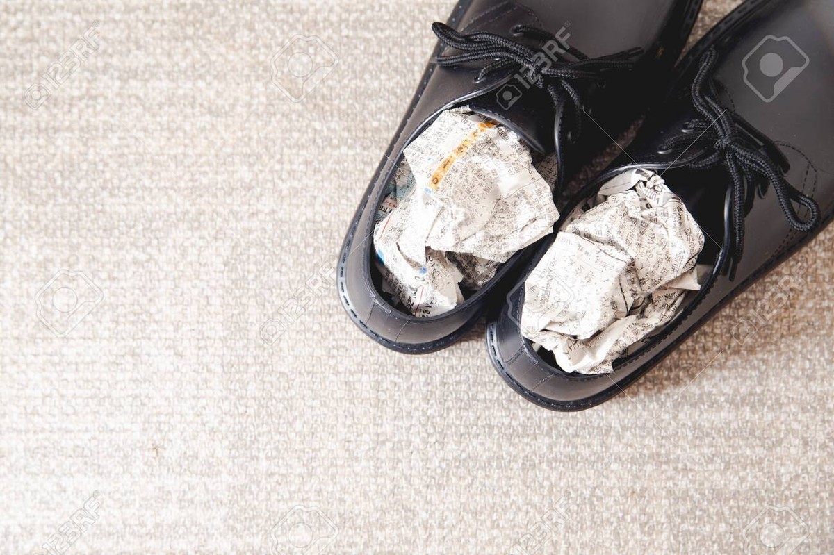 Novinový papír v botách: zimní trik, který zapomínáte