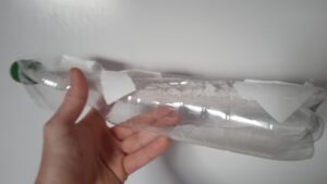 Plastová lahev pod postelí vás bude večer překvapovat