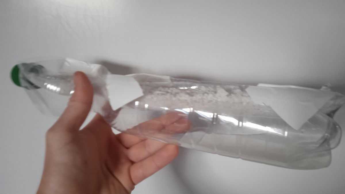 Plastová lahev pod postelí vás bude večer překvapovat