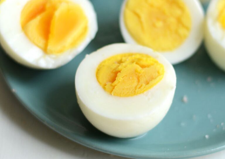 Proč kuchaři vždy přidávají ocet do vařící vody s vejci