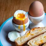 Proč kuchařky vždycky přidávají do vody na vejce ocet