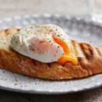 Proč šéfkuchaři vždy přidávají ocet do vařící vody s vejci