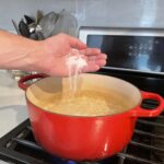 Proč vrchní kuchaři vždy přidávají sůl do vody na těstoviny