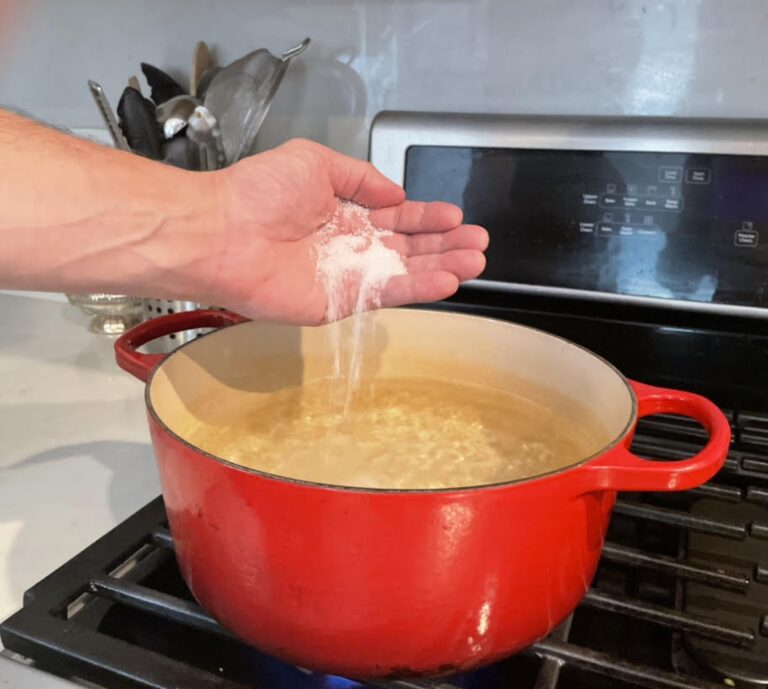 Proč vrchní kuchaři vždy přidávají sůl do vody na těstoviny