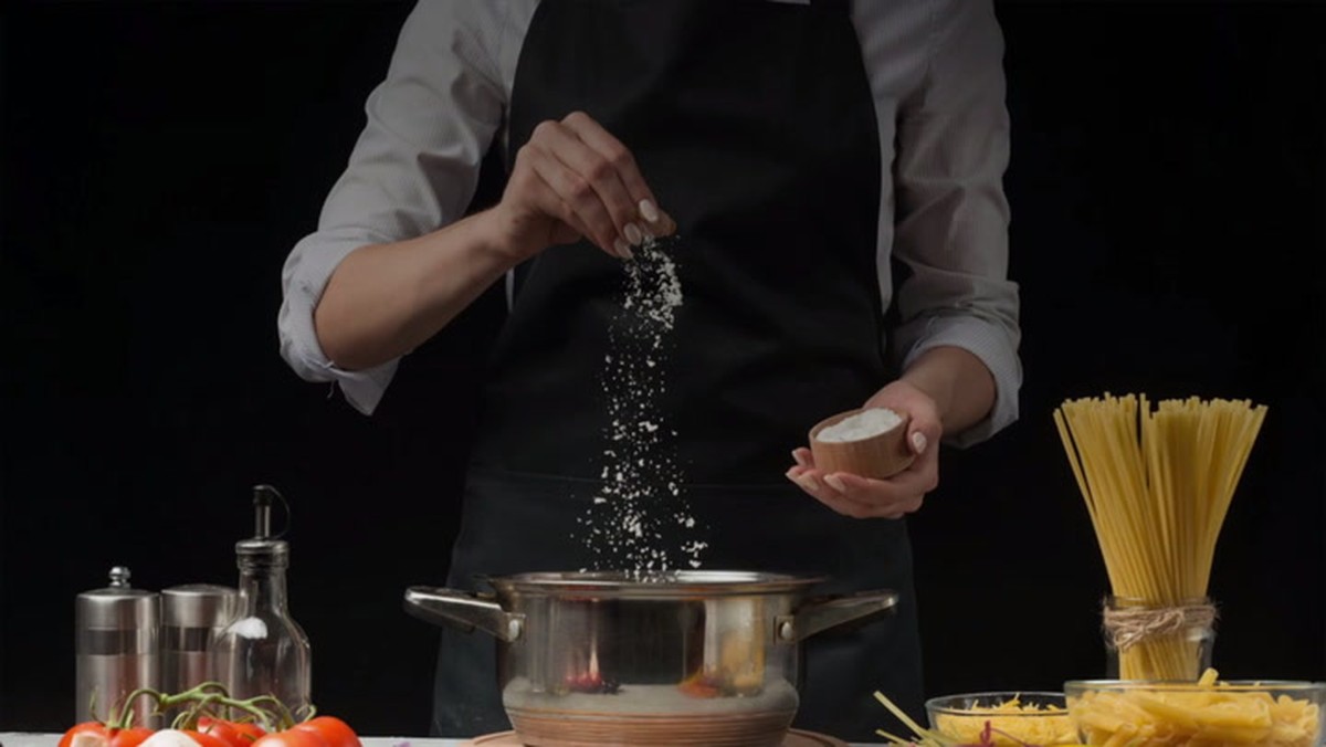 Proč vrchní kuchaři vždy přidávají sůl do vody na těstoviny - image 1