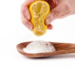 Sodabikarbona na skvrny od vína – jak jedním tahem zachránit koberec