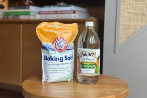 Soda + ocet na okna: proč to funguje lépe než všechny drahé prostředky