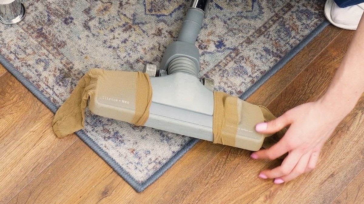 Staré punčochy jako vysavač? Trik na tvrdě dostupný prach v rozích - image 1