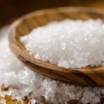 Stolní sůl na mastný talíř: proč to funguje lépe než mycí prostředek