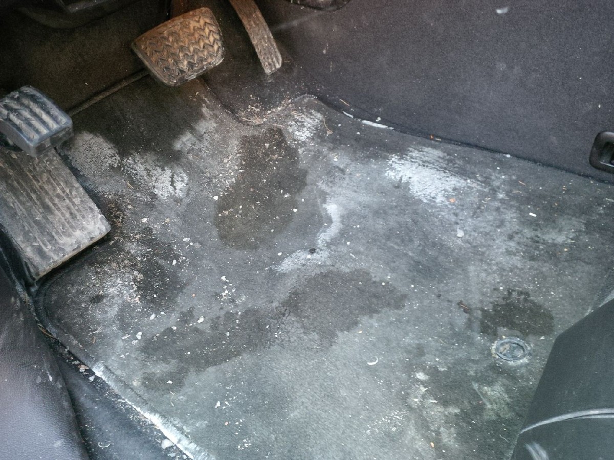 Sůl na špinavý koberec před vysavováním – skutečně funguje - image 1