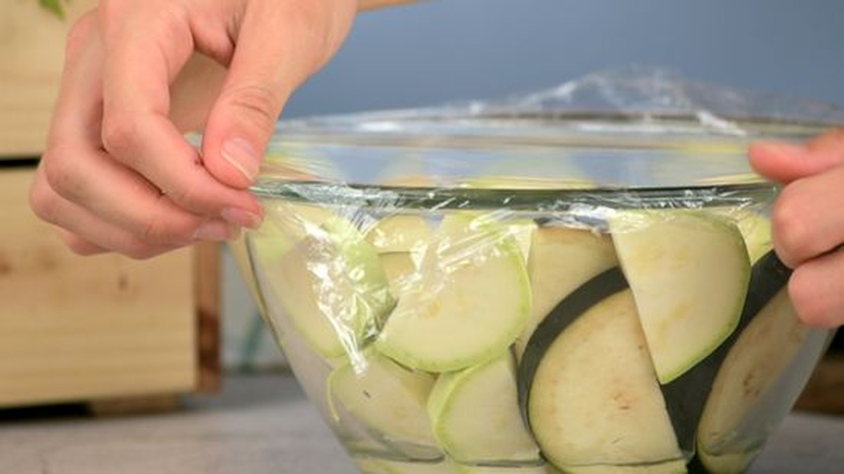 Vlhká utěrka v mikrovlnné troubě změní vaše vaření navždy - image 2