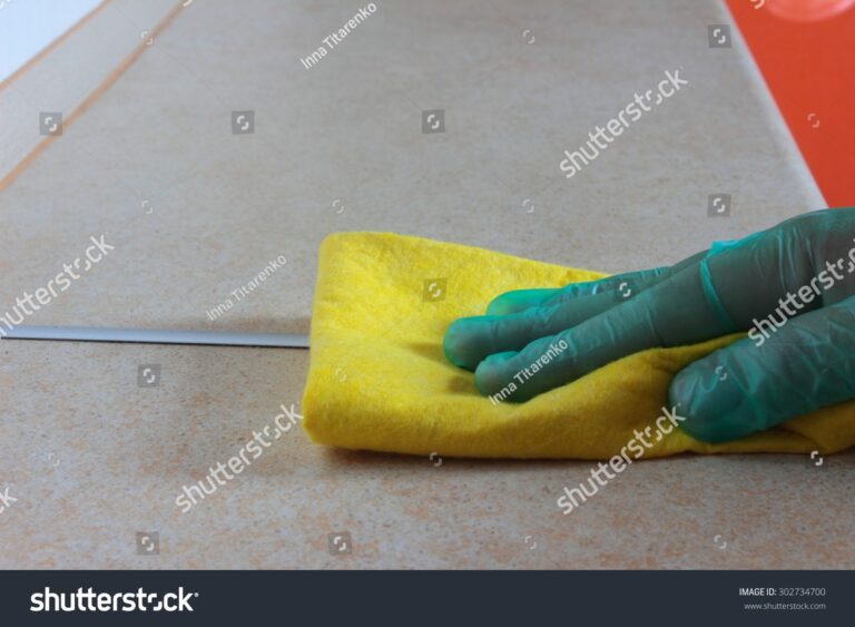 Vlhký ručník ve stejnolakovaném nábytku vrátí jeho vzhled