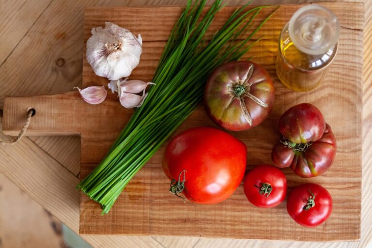 Zahradníci prozrazují: proč zasazují česnek vedle rajčat každý rok