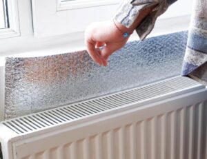 Alufolie za radiátorem? Snižuje účty o 30 procent