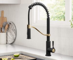 Gumička na kuchyňský kohoutek brání rozstřikování – a trvá jen sekundu