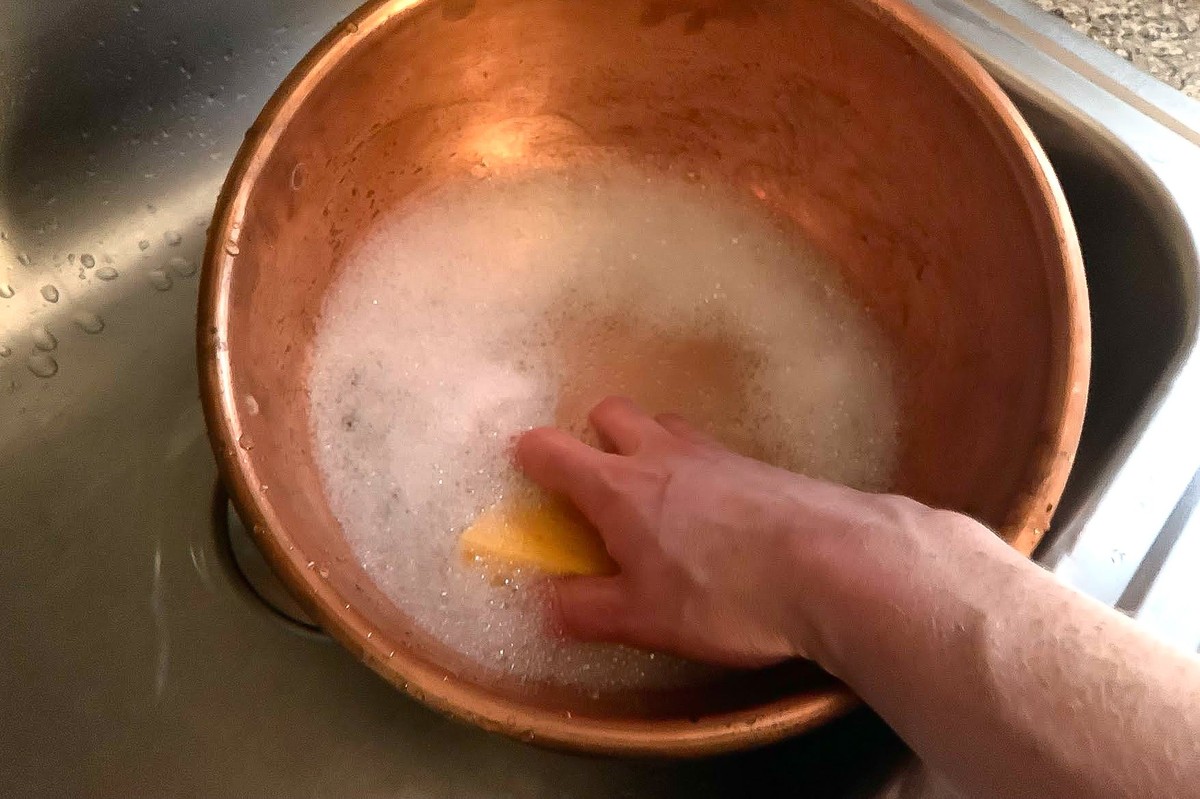 Ketchup na starý měď? Chemie funguje lépe než leštidla za 200 Kč - image 2