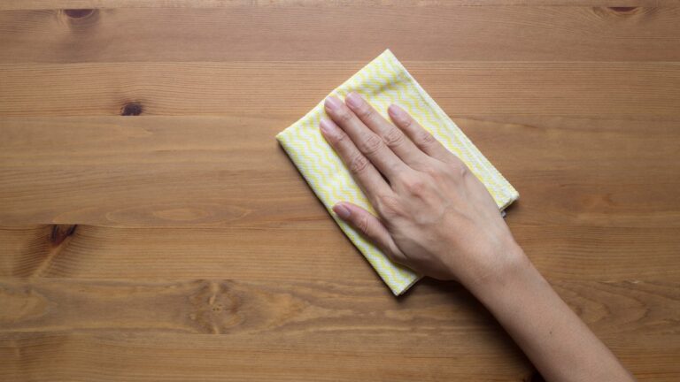 Kokosový olej místo drahého vosku: jak leštit nábytek za korunu