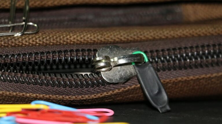 Obyčejná kancelářská sponka opraví rozbitý zip na bundě za sekundu