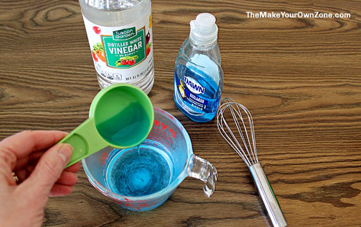 Ocet na skleněné dveře sprchy? Trik, který čistí bez škrábání