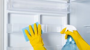 Ocet v lednici pohlcuje pachy lépe než sodovka