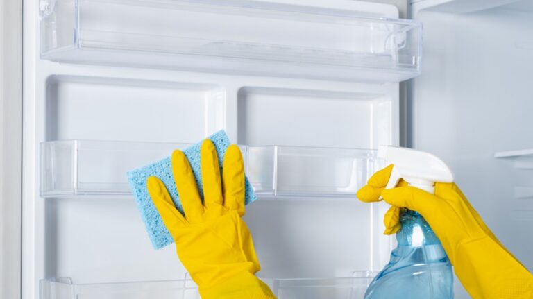 Ocet v lednici pohlcuje pachy lépe než sodovka