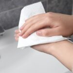 Papírová utěrka a ocet: jak se zbavit pachu v koupelně za 5 minut